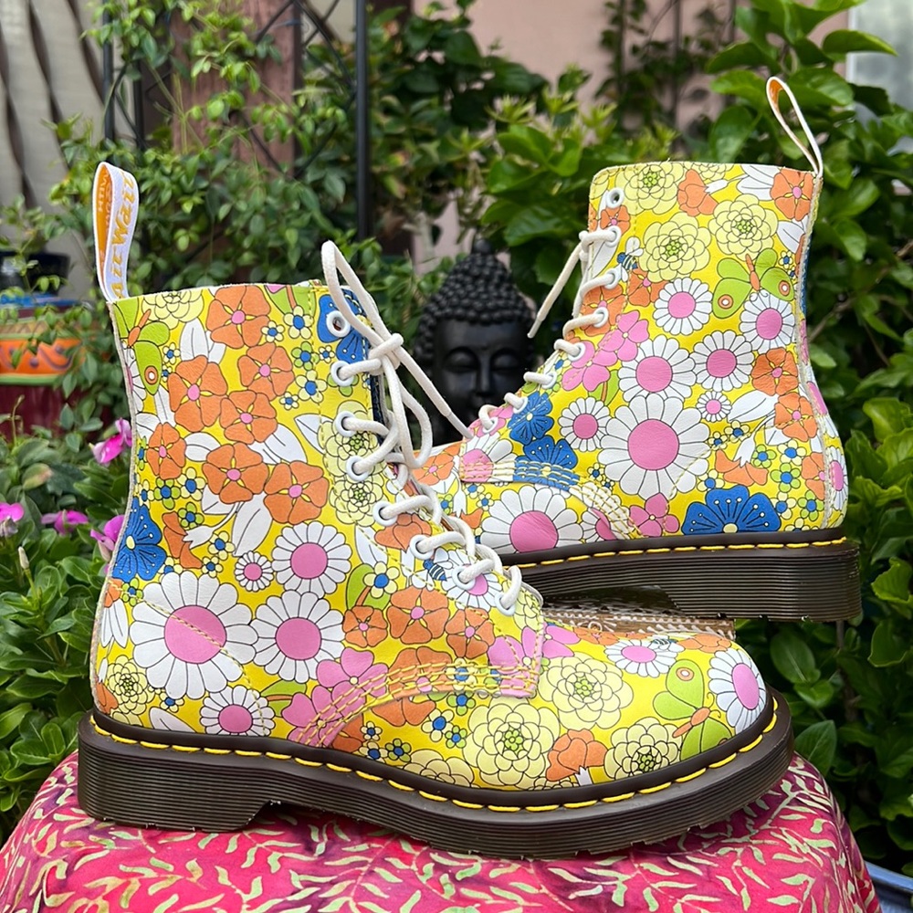 🌸  Retro Dr. Martens Pascal Vintage Daisy Floral Boots Womens size 8 🌸